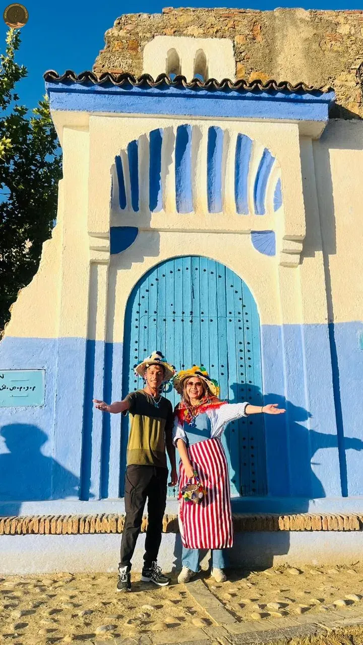 Ropa tradicional marroquí en la medina azul de Chefchaouen