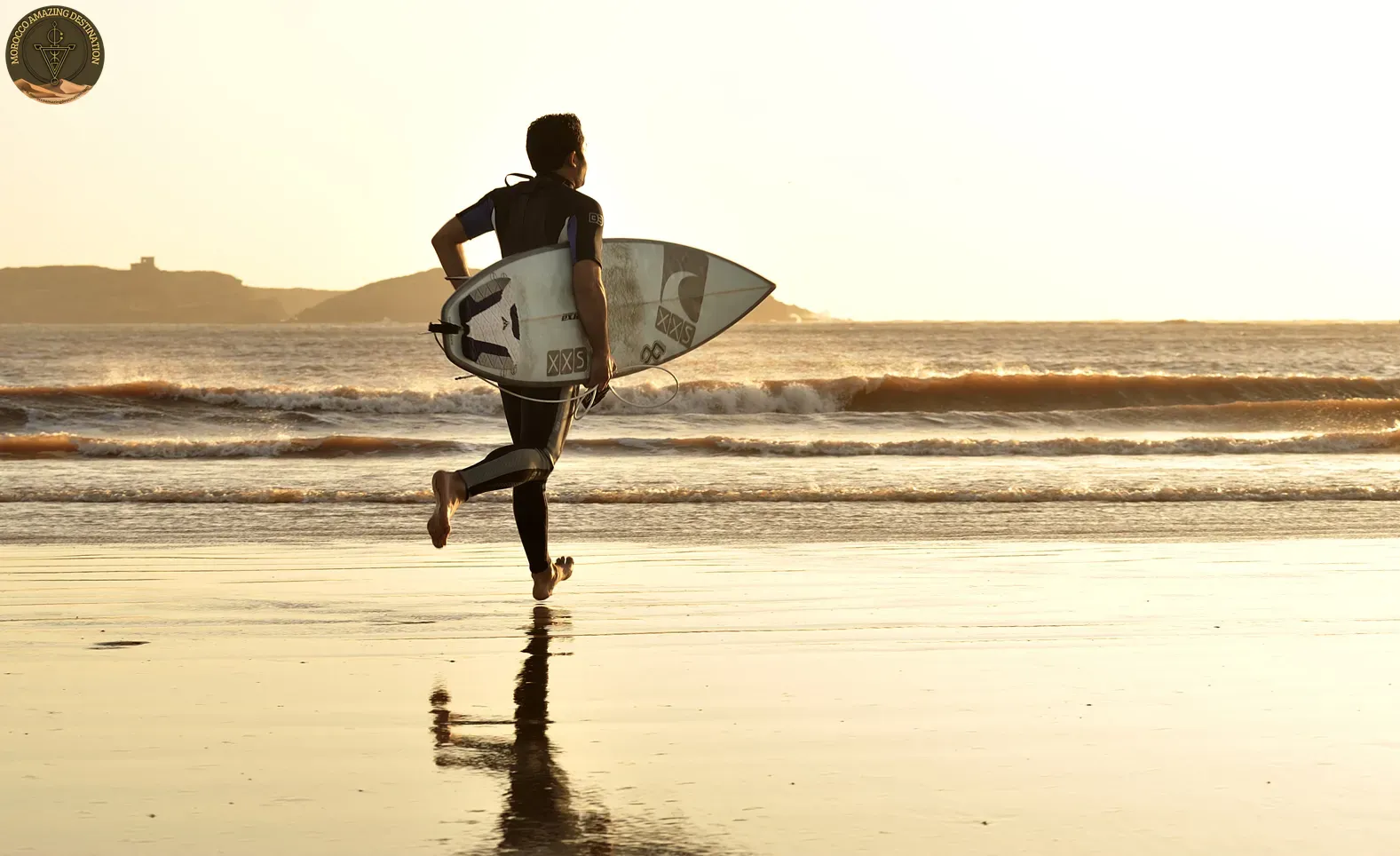 Surfista sulle onde atlantiche a Essaouira