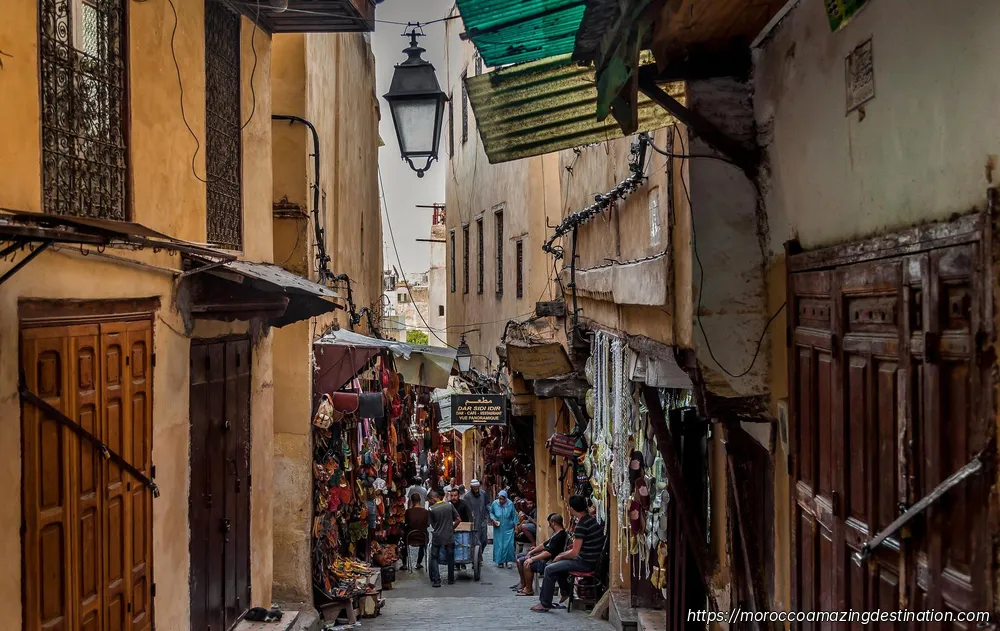 De Chefchaouen a Fez: Guía Completa de Viaje a la Capital Espiritual de Marruecos