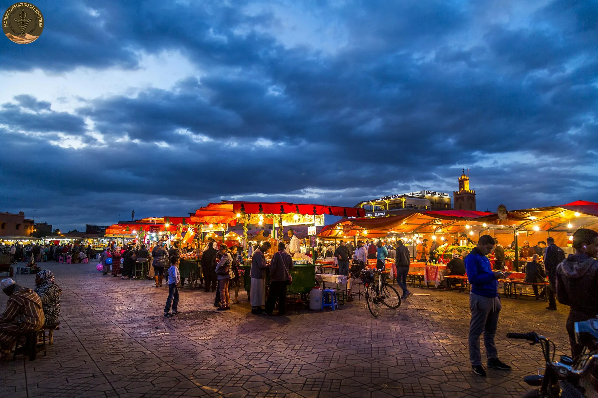 Discover family-friendly things to do in Marrakech at night — safe square visits, calèche rides, rooftop dining and desert evenings designed for kids.