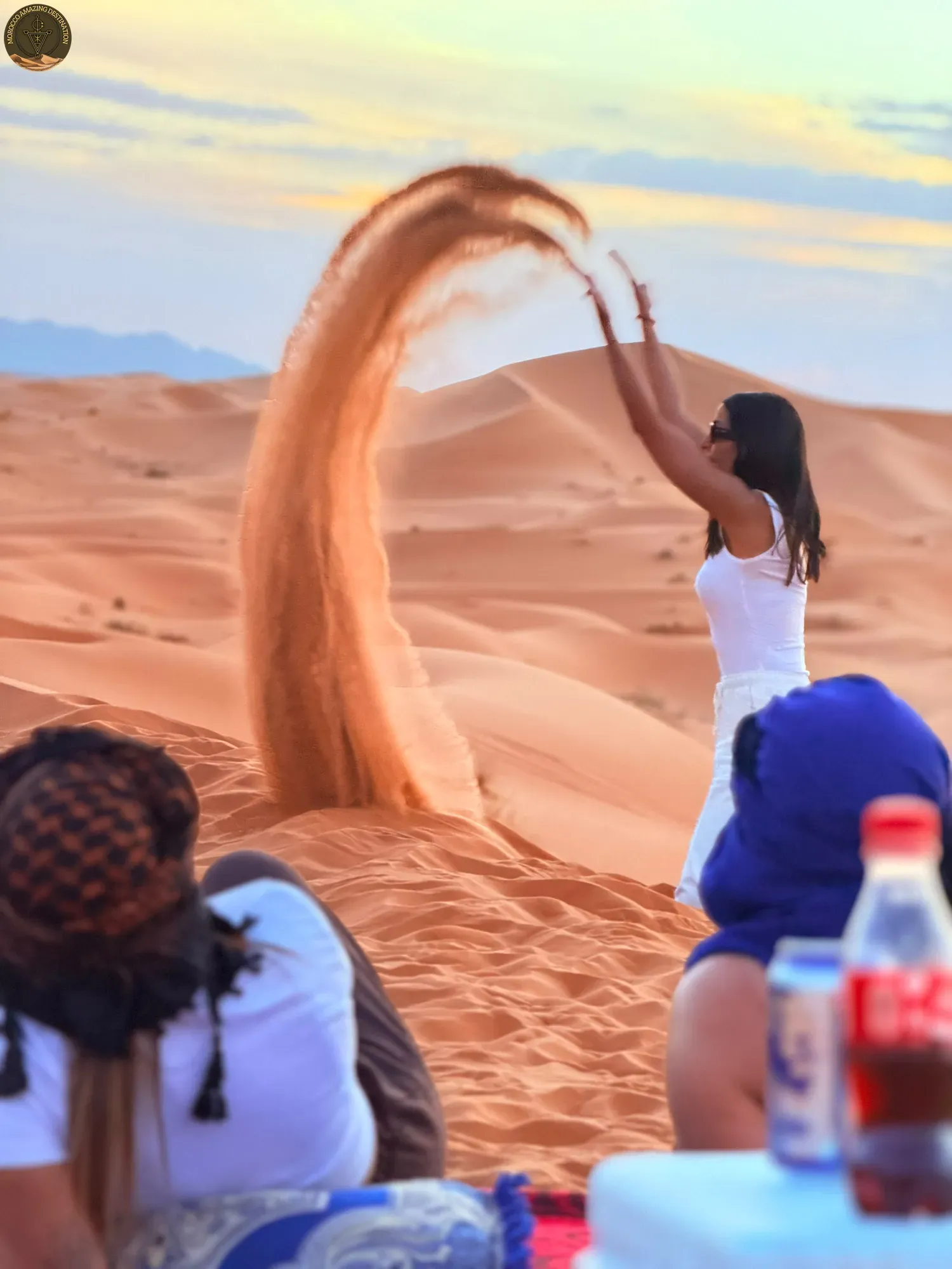 Dunas del Sahara al atardecer con cielo claro y frío