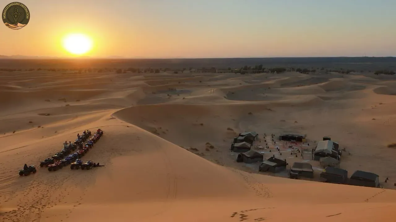 Campo nel deserto sotto il cielo di Merzouga