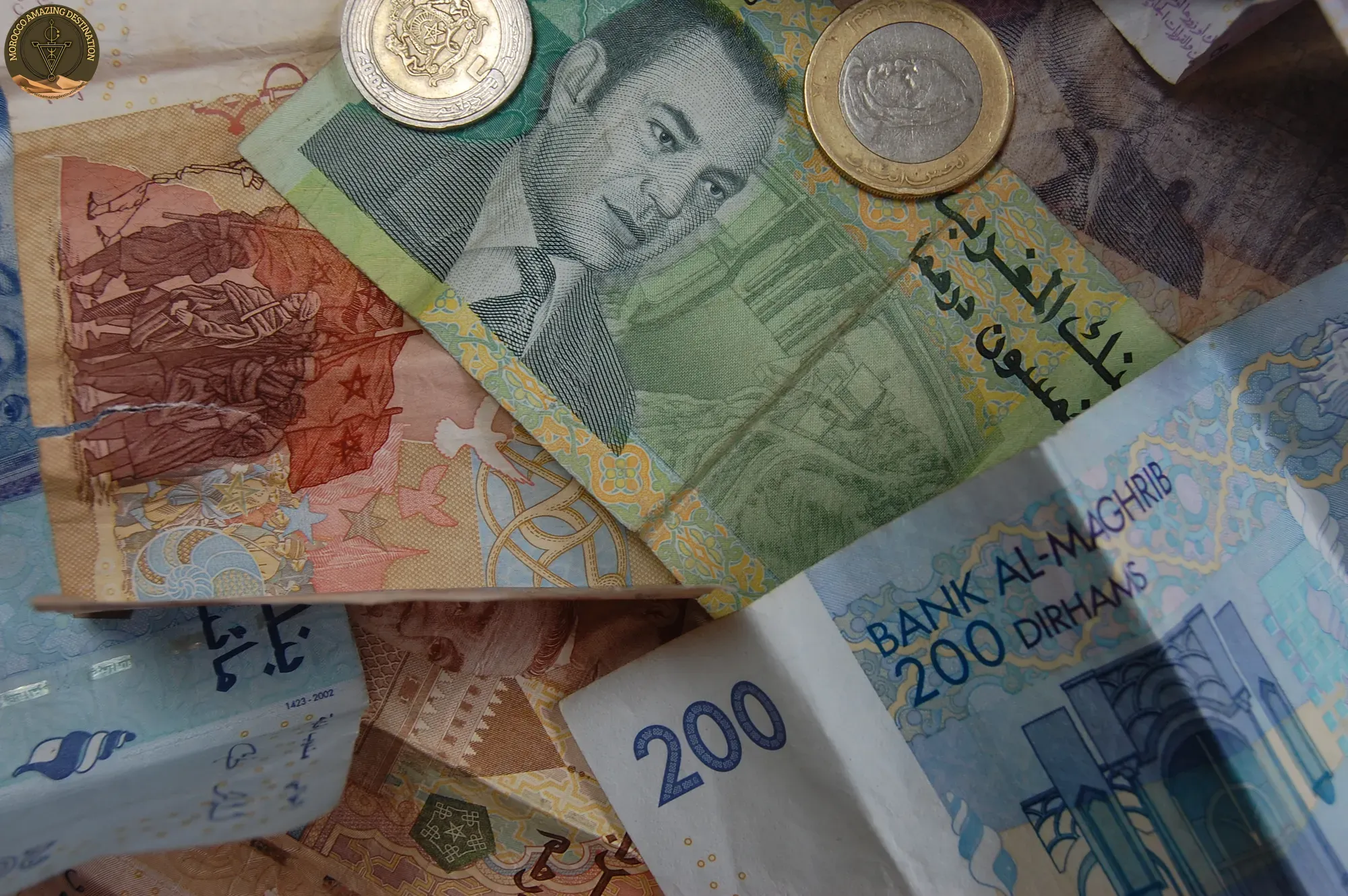 Banconote e monete del dirham marocchino sul tavolo
