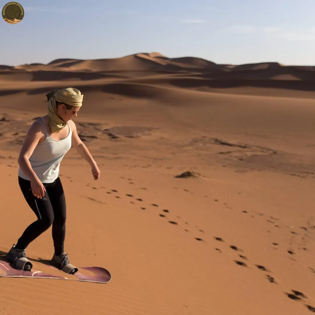 Sandboarding sulle dune costiere sopra l'Atlantico