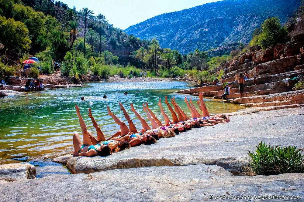 Piscine naturali turchesi e paesaggio montano ai piedi dell'Atlante vicino ad Agadir
